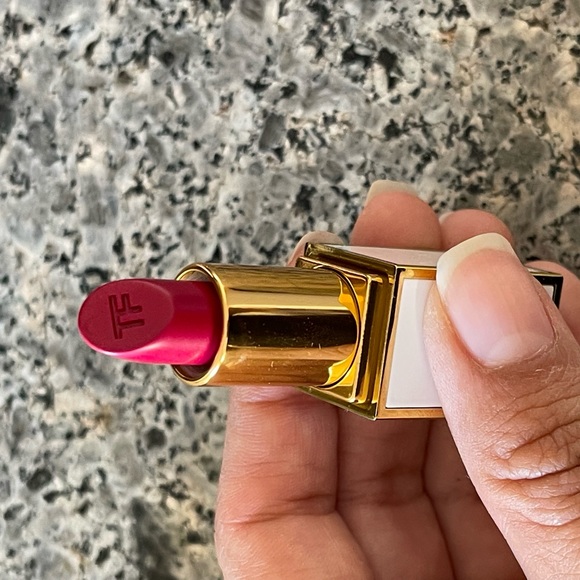 Tom Ford 04 Viva Lipstick (Red) - Picture 2 of 4